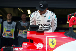 Lewis Hamilton, Mercedes AMG F1 W06 bekijkt de Ferrari SF15-T van Sebastian Vettel, Ferrari in parc