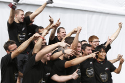 Il campione 2015 Stoffel Vandoorne, ART Grand Prix festeggia con il suo team