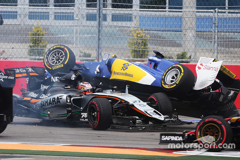 Nico Hulkenberg, Sahara Force India F1 VJM08 e Marcus Ericsson, Sauber F1 Team si toccano alla parte