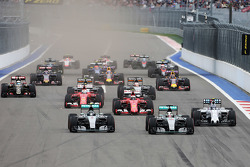 Старт: Нико Росберг, Mercedes AMG F1 едет впереди Льюиса Хэмилтона, Mercedes AMG F1