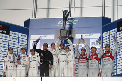 Podium: winnaars Timo Bernhard, Mark Webber, Brendon Hartley, Porsche Team, 2de Romain Dumas, Neel J
