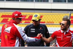 Кими Райкконен, Ferrari, Фелипе Наср, Sauber F1 Team и Уилл Стивенс, Manor F1 Team на параде пилотов