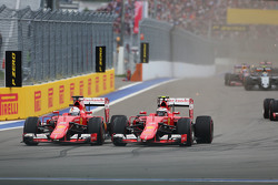 Sebastian Vettel, Ferrari SF15-T y su compañero de equipo Raikkonen, Ferrari SF15-T pelean por la po