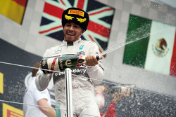 Il vincitore della gara Lewis Hamilton, Mercedes AMG F1 festeggia sul podio