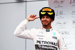 Победитель гонки - Льюис Хэмилтон, Mercedes AMG F1 празднует на подиуме