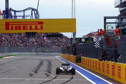 Le vainqueur Lewis Hamilton, Mercedes AMG F1 W06 passe sous le drapeau à damiers et remporte la course