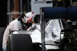 Ganador de la carrera Lewis Hamilton, Mercedes AMG F1 W06 celebra en parc ferme