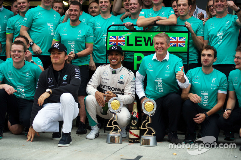 Ganador de la carrera Lewis Hamilton, Mercedes AMG F1 celebra con compañero de equipo Nico Rosberg, 