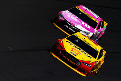 Kyle Busch, Joe Gibbs Racing Toyota y Joey Logano, Team Penske Ford