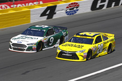 Sam Hornish Jr., Richard Petty Motorsports Ford en Matt Kenseth, Joe Gibbs Racing Toyota