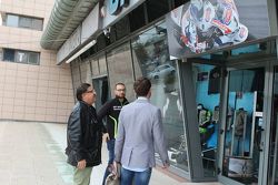 Sylvain Guintoli all'esterno del megastore Oram