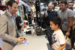 Sylvain Guintoli firma un autografo a un giovane tifoso