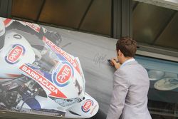 Sylvain Guintoli firma un autografo