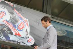 Sylvain Guintoli firma un autografo