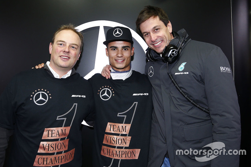 2015 kampioen Pascal Wehrlein, HWA AG met Toto Wolff