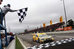 Race 1: Lucas Foresti takes the win