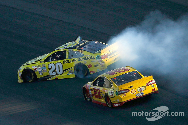 Matt Kenseth, Joe Gibbs Racing Toyota spin na crash met of Joey Logano, Team Penske Ford