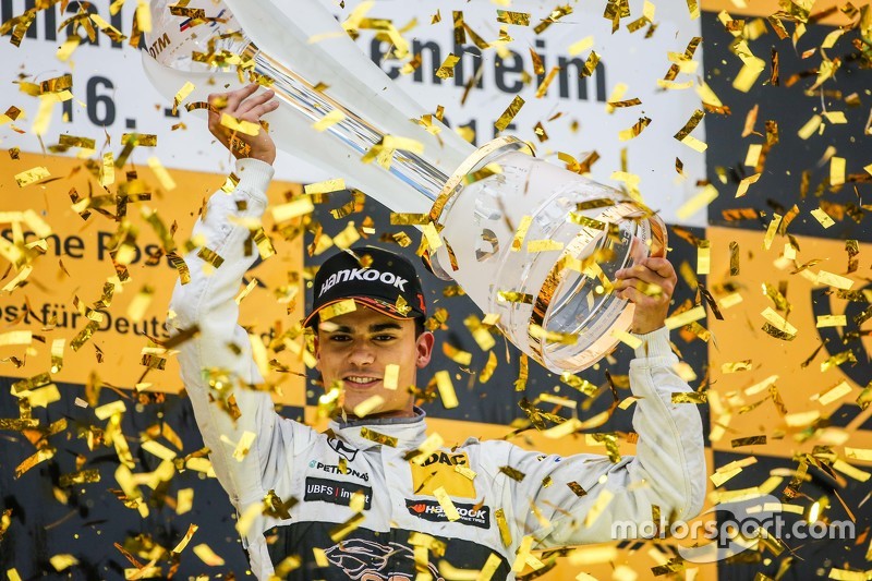 Podium de campeonato: Pascal Wehrlein, HWA AG Mercedes-AMG C63 DTM