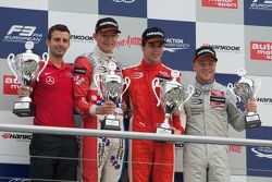 Carrera 1 podio: segundo lugar  Jake Dennis, ganador  Lance Stroll y el terecer lugar Felix Rosenqvi