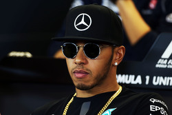 Lewis Hamilton, Mercedes AMG F1 en la conferencia de prensa de la FIA