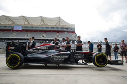 McLaren MP4-30 of Fernando Alonso, McLaren in the pits