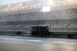 De Mercedes AMG F1 pitmuur in de regen