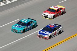 Ricky Stenhouse Jr. y Trevor Bayne, Roush Fenway Racing Fords y Kevin Harvick, Stewart-Haas Racing C
