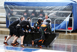 I meccanici del Team Sahara Force India F1si divertono nella pit lane bagnata