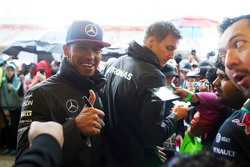 Lewis Hamilton, Mercedes AMG F1 firma autógrafos para los fans
