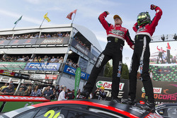 Winnaars James Courtney en Jack Perkins, Holden Racing