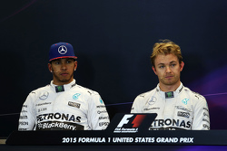 (L to R): Lewis Hamilton, Mercedes AMG F1 y su compañero de equipo Nico Rosberg, Mercedes AMG F1
