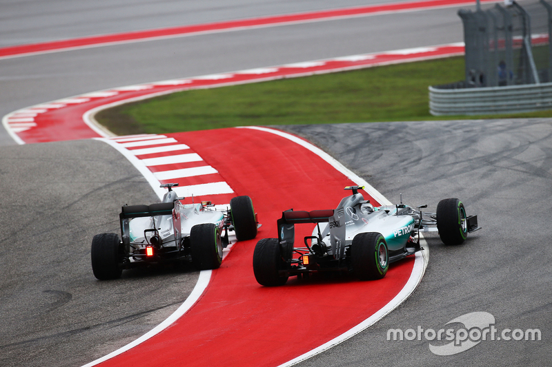 Nico Rosberg, Mercedes et Lewis Hamilton, Mercedes se touchent au premier virage