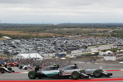 Нико Росберг, Mercedes AMG F1 W06 и Льюис Хэмилтон, Mercedes AMG F1 W06 борьба за позицию на старте