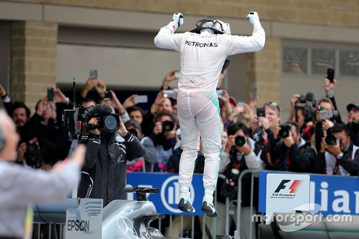 El ganador de la carrera y Campeón del Mundo Lewis Hamilton