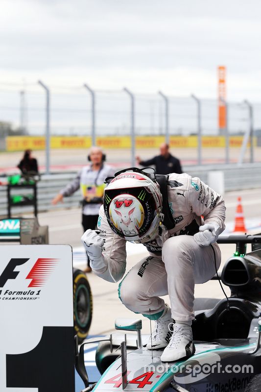 El ganador de la carrera y Campeón del Mundo Lewis Hamilton