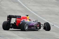 Daniil Kvyat, Red Bull Racing RB11 accidentes de la carrera
