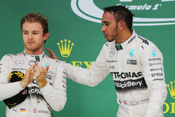 Podium: Winnaar en wereldkampioen Lewis Hamilton, Mercedes AMG F1, met tweede plaats Nico Rosberg, M