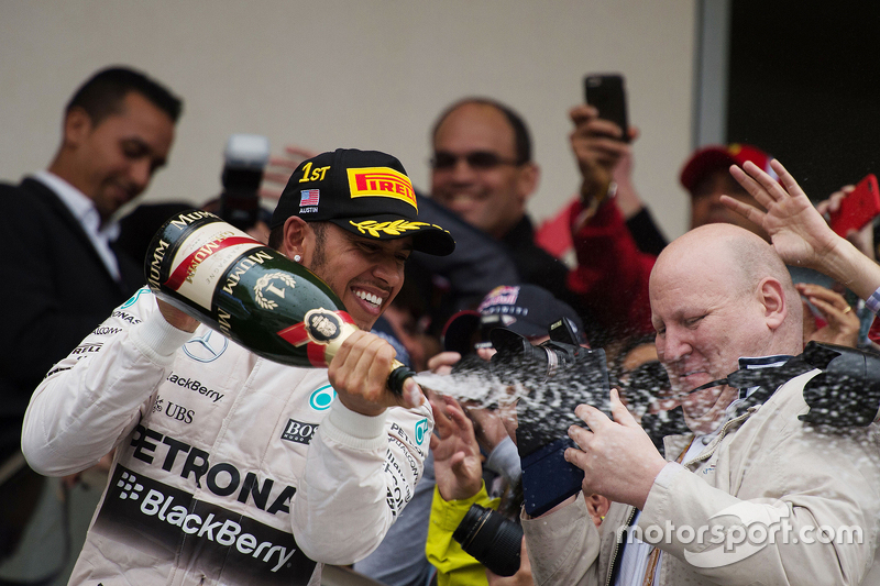 Podio: Ganador de la Carrera y Campeón del Mundo Lewis Hamilton, Mercedes AMG F1 Team