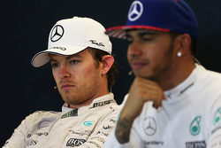 Segundo lugar Nico Rosberg, Mercedes AMG F1 y el ganador de la Carrera y Campeón del Mundo Lewis Ham