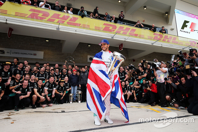 Le vainqueur et Champion du Monde Lewis Hamilton, Mercedes AMG F1 Team, fête sa victoire et son titre avec son équipe