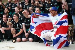 Ganador de la carrera y Campeón del Mundo Lewis Hamilton, Mercedes AMG F1 celebra con el equipo