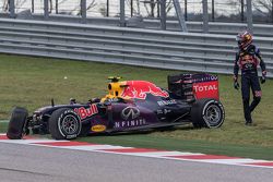 Daniil Kvyat, Red Bull Racing RB11 choca y queda fuera de la carrera