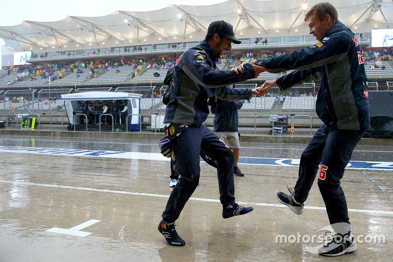 Daniel Ricciardo, Red Bull Racing e Daniil Kvyat, Red Bull Racing dançando