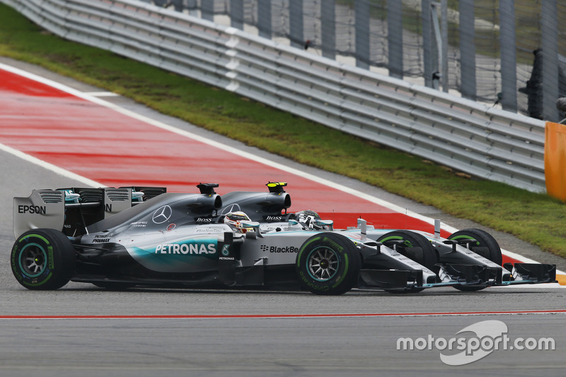 Lewis Hamilton, Mercedes AMG F1 W06 y Nico Rosberg, Mercedes AMG F1 W06 pelean por la posición