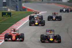 Sebastian Vettel, Ferrari SF15-T et Daniel Ricciardo, Red Bull Racing RB11 en lutte pour une position