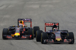 Max Verstappen, Scuderia Toro Rosso STR10 y Daniel Ricciardo, Red Bull Racing RB11 pelean por posici