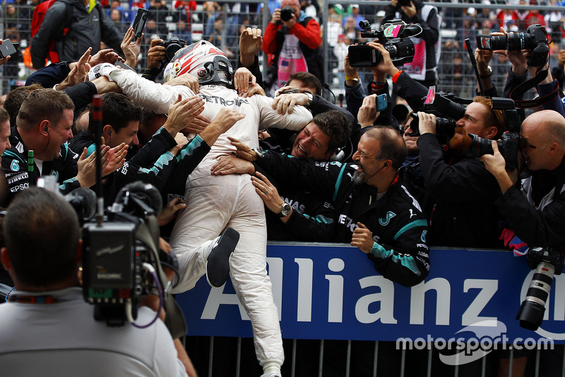 Ganador de la carrera y campeón del mundo Lewis Hamilton, Mercedes AMG F1 celebra en el parc ferme