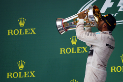Podium: Ganador de la carrera y campeón del mundo Lewis Hamilton, Mercedes AMG F1