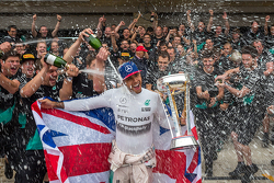 Ganador de la carrera y Campeón Mundial, Lewis Hamilton, Mercedes AMG F1 celebra con su equipo.