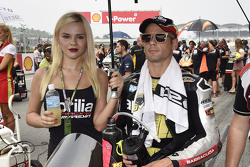 Alvaro Bautista, Aprilia Racing Team Gresini dengan grid girl